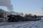 Die Rckfahrt 65 1049 nach Chemnitz am 20.12.09 fhrte ber BSg mit kurzem Zwischenstop im Bahnhof Schlettau. Wegen der klirrenten Klte wurde, um den Fahrplan einzuhalten, der Halt etwas gekrtzt. Nach ergnzen der Wasservorte durch der rtlichen Feuerwehr ging es dann weiter ber Schwazenberg und Aue nach Chemnitz.