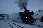 Die Rckfahrt 65 1049 nach Chemnitz am 20.12.09 fhrte ber BSg mit kurzem Zwischenstop im Bahnhof Schlettau. Wegen der klirrenten Klte wurde, um den Fahrplan einzuhalten, der Halt etwas gekrtzt. Nach ergnzen der Wasservorte durch der rtlichen Feuerwehr ging es dann weiter ber Schwazenberg und Aue nach Chemnitz. Hier verlsst der Sonderzug den Bahnhof Markersbach.