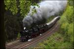 Mit einer ordentlichen Rauchwolke stampft 65 1049 und 01 0509 an den Fotografen hinauf nach Marktschorgast. (23.05.2010)