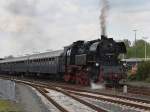 Die 65 1049 am 23.05.2010 mit einem Pendelzug in Neuenmarkt-Wirsberg.