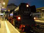 65 1049-8 mit unserem Sonderzug von Weimar nach Chemnitz, ist hier am abend in Gera beim Wasser fassen, am 09.10.10.