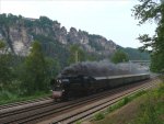 65 1049 mit ihrem Sonderzug durcheilt im Abendlicht das Elbtal in der Schsischen Schweiz zwischen Kurort Rathen und Stadt Wehlen vor den Sandsteinfelsen bei der Bastei; 21.05.2011  