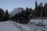 Die Rckfahrt 65 1049 nach Chemnitz am 20.12.09 fhrte ber BSg mit kurzem Zwischenstop im Bahnhof Schlettau. Hier ist der Zug nahe Walthersdorf unterwegs. Bei -16 und 15 Minuten in der Klte wollte meine Kamera schon streiken. 