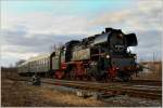 65 1049 fhrt beim Plandampf  Dampf trifft Kohle 2  mit einer Garnitur Bghw, in den Bahnhof Zeitz ein. 
5.2.2011 