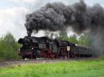 65 1049 zieht am 22.05.2010 mit Untersttzung ihren schweren Zug die Schiefe Ebene hinauf nach Marktschorgast anlsslich der Feiern 175 Jahren Deutsche Eisenbahn. 