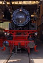 Eine der beiden gebauten Dampfloks der Baureihe 66 steht kalt im Lokschuppen im Museum Bochum-Dahlhausen mit der Rauchkammertre voraus......Vatertag den 17.5.2012