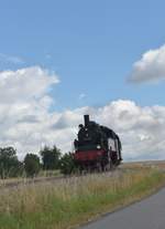 Im Bogen hinter Hüffenhardt  ist am heutigen Sonntag gegen 
10:³⁷ Uhr  die 75 1118 mit einem Sonderzug nach Neckarbischofsheim Stadtbahnhof unterwegs. 26.7.2020