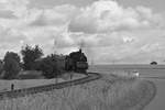 Ein Blick auf den Gleisbogen der von Hüffenhardt nach Siegelsbach führenden Nebenbahn,  auf der am Sonntag den 26.7.2020 die UFE 75 1118 mit drei Personenwagen nach Neckarbischofsheim