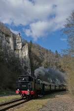 50 Jahre EFZ (|||) - Kurz vor Durchfahrt des ehemaligen Bahnhofs von Inzigkofen befindet sich 75 1118 und eine unerkannt gebliebene Dampflok am 09.04.2023 auf der Fahrt von Sigmaringen nach Storzingen