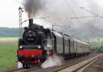 75 1118 mit einem Sonderzug am 26.04.2009 am Bahnbergang bei Lindflur (Landkreis Wrzburg). Am Ende schiebt die frisch renovierte V 100 1200 der DGEG Wrzburg.