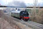 BR 75 1118 mit zwei grnen Personenwagen bei der Parellelfahrt mit 50 3501 sdlich von Rottweil am 28.11.2009.