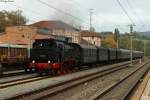 Der Tag der Sonderzugfahrten ist zu Ende. Zum Abschluss rangiert 75 1118 beide Sonderzuggarnituren im Bahnhof Rottweil in den Abstellbereich. Im Hintergrund ist das Gebäude der Eisenbahnfreunde Zollernbahn. Aufgenommen am 04.10.2014.