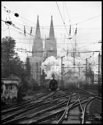 78 468 fhrt mit einem Dampfzug ber die Hohenzollernbrcke Richtung Kln/Messe-Deutz.