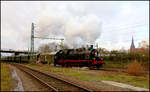 78468 fährt hier am 15.12.2019 um 14.33 Uhr mit dem Eisenbahntradition Sonderzug zum Weihnachtsmarkt in Osnabrück nach Halt in Hasbergen ab.