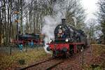 78 468 passiert am Bahnübergang Erbdrostenweg in Gremmendorf die Denkmallok 91 319  Pängelanton  und das Eisenbahnmuseum (19.12.2021)