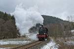 078 468 mit einem Sonderzug nach Winterberg auf dem Anstieg kurz hinter Silbach (05.02.2022)