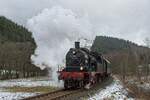 078 468 mit einem Sonderzug nach Winterberg auf dem Anstieg hinter Silbach (05.02.2022)