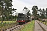 Am 9.12.2023 fand nach langer Bau- und Renovierungsphase endlich wieder eine Personenzug Fahrt auf der Teutoburger Wald Eisenbahn von Bad Laer zum Weihnachtsmarkt nach Osnabrück statt.
Dampflok 78468 hatte einen voll besetzten Zug am Haken und erreicht hier gerade um 12.56 Uhr den Stadtrand von Lengerich in Westfalen.