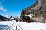 78 468 hat gerade Wasser gefasst und macht sich nun bereit den Zug wieder an den Bahnsteig zu drcken.