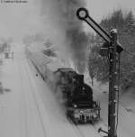 78 468 und V100 1041 (Zugschluss) mit dem DPE 91729 (Horb-Hinterzarten) in Dggingen 31.1.10