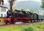 BR 78 am 3.10.2005 mit einem Traditionszug bei der Ortsdurchfahrt Manebach Richtung Sttzerbach kurz hinter dem Bahnhof