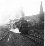 Am 1.August 1965 verlsst der Nahverkehrszug von Ldenscheid in Richtung Hagen (-Dortmund) den Nebenbahnknoten Brgge.