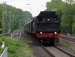 78 468 kommt mit wenig dampf mit einem Sonderzug aus Aachen-Hbf nach Bad-Iburg(D) und kommt aus Richtung Aachen-Hbf,Aachen-Schanz,Aachen-West,Laurensberg,Richterich und fährt durch Kohlscheid in Richtung Herzogenrath.
Aufgenommen von Bahnsteig 1 in Kohlscheid.
Am Nachmittag vom 25.5.2019.