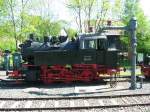 Die Heizerseite Tenderdampflok BR 80 013 am 10.05.2008 im BW Neuenmarkt-Wirsberg zum Jubilum  160 Jahre Schiefe Ebende  im strahlenden Sonnenschein.