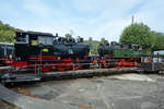 Die D5 der Hespertalbahn zieht die RAG D-724 (ex 80 030) auf die Drehscheibe des Eisenbahnmuseums in Bochum-Dahlhausen. (September 2018)