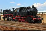 99 566, auf einem Flachwagen stehend, und 80 023 des Verkehrsmuseums Dresden, betreut vom Sächsischen Eisenbahnmuseum Chemnitz-Hilbersdorf e.V. (SEM), stehen anlässlich des 28. Heizhausfests im SEM.
[25.8.2019 | 12:55 Uhr]