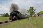 Die Sonne lacht als die 80 039 mit dem Dampfzug nach Hemer unterwegs ist. Der Fotograf und die Autos rechts im Bild sind nur wenige Augenblicke vorher dort aufgetaucht.... (25.05.2008)
