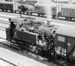 RARITT! 80 031 des Bw Schweinfurt beim Anschieben eines schweren Gterzuges in Richtung Wrzburg (Zuglok BR 44).Foto habe ich im August 1961 vom  berhmten  Steg in Schweinfurt gemacht!