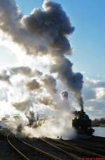 Sichtlich Mühe haben 80 039 und die Lok RADBOD (verdeckt) mit dem schweren Speiseöltankwagenzug im Hammer Hafen (14.02.2009).