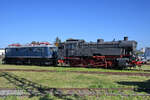 Die Dampflokomotive 82 008 und die Elektrolokomotive E10 005 standen Anfang September 2021 im Außenbereich des Eisenbahnmuseums in Koblenz.