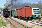 Der historische Zug mit der Dampflok 86 1333 ausfahrend in Bergen auf Rügen nach Lauterbach Mole hat Zeitweise den VT 650 032 ersetzt, der rechts zusehen ist.