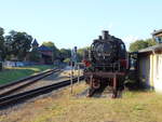 In Putbus stand,am 10.August 2018,neben dem Lokschuppen vom Rasenden Roland,die 86 1333.