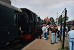 86er und T3 , Umfeld - Situation der vorherigen Aufnahme ,                nachdem die Fahrgste ausgestiegen sind ,                herrschte ein ziemliches gedrnge am Bahnsteig in               