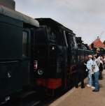 86 457 und Museums T3, Slot an Slot am Bahnsteig Schnberg Strand.