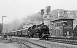 Am 1.9.1985 durchfhrt 86 457 mit einer interessanten Zuggarnitur den Bahnhof Hartmannshof, der heute S-Bahn gerecht umgestaltet ist.