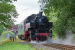 Lok 114 703 als Zuglok und Schlusslok 86 1744 am historischen Reisezug zwischen den Haltepunkten Lauterbach Mole und Lauterbach .