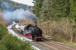 PRESS 86 1744 mit Kessel- und Flachwagen auf dem Weg von Meiningen nach Zwickau am 29.03.2021 in Oberhof.