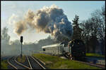 Die Dampflok PRESS 86 333-6 alias 86 1323-4 (Bw Heringsdorf) beschleunigt Tender voraus am Abend des 30.04.2023 den P94007 nach Heringsdorf pünktlich aus dem Bahnhof Zinnowitz heraus.