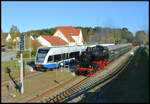 Die Dampflok PRESS 86 333-6 alias 86 1323-4 (Bw Heringsdorf) wartet mit dem P94006 (Seebad Heringsdorf - Zinnowitz) am 30.04.2023 in Ückeritz die Kreuzung mit dem planmäßigen Triebwagen