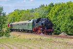 Historischer Zug mit der Dampflok 86 1333 zwischen Bergen auf Rügen und Putbus.