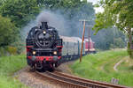 Historischer Zug mit der Dampflok 86 1333 und der Diesellok 112 565 vor dem Haltepunkt Lauterbach.