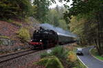 Dampfsonderzug zum Ferkel essen nach Loket. Am 14.10.2023 mit der Press 86 1744 auf Tschechischen Schiene zwischen Nejdek und Karlovy Vary. Dabei gesellte sich auf der Straße ein altes Armeeauto hinzu. Zug vor von Zwickau über das Erzgebirge (Horni Blatna, Nejdek) nach Loket.