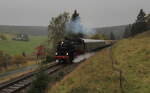 Regenwetter bei dem Sonderzug aus Zwickau nach Loket mit Sp 95951 und der 86 1744 der Press erreichte am Morgen des 14.10.23 bei Horni Blatna auf der Trat 142