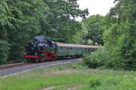 86 1333-3 der Press machte sich am 28.7.23 auf dem Weg nach Lauterbach Mole über das bekannte Dreischienengleis des Rasenden Rolands.