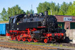 Lok 861323 wird in Putbus für das kommende Bahnhofsfest als „Zugbringer“ vorbereitet.