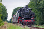 Der sogenannte ZU|G|BRINGER an diesem Wochenende mit Historischen Fahrzeugen zwischen Bergen und Lauterbach Mole (und zurück) hier auf der Fahrt nach Bergen mit Lok 86 1333 am Schluss des Zuges. - 26.07.2024
